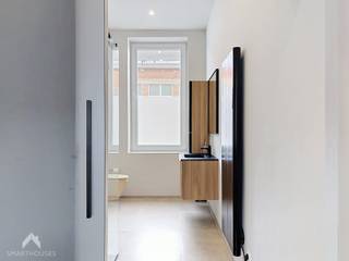 <p>Gerenoveerde gezinswoning (2026) met uitstekende ligging nabij de markt en op fietsafstand van het station. De woning bestaat uit een inkomhal met vestiaire, aparte bureauruimte, loungehoek, lichtrijke leefruimte met zit- en eethoek, volledig geïnstalleerde keuken met ontbijthoek, zongerichte tuin met terras en tuinberging. Verder zijn er een was- en bergruimte, droge kelder, technische ruimte, twee toiletten en een praktijkruimte van ca. 36 m² met kitchenette en maatwerk, die momenteel is ingericht als tweede woonruimte.</p>
<p>Op de verdieping bevinden zich 3 ruime slaapkamers, waarvan 2 met maatkasten en 1 met eigen badkamer. Daarnaast is er een tweede badkamer. Via de vaste trap bereikt u de zolder van ca. 90 m², met mogelijkheden voor extra slaapkamers, bureau of hobbyruimte.</p>
<p>Extra troeven:</p>
<ul>
<li>Energiezuinig</li>
<li>Warmtepomp/Monoblock Panasonic</li>
<li>Condensatieketel</li>
<li>Waterboiler</li>
<li>Conforme elektriciteit</li>
<li>Bruikbare oppervlakte ca. 290 m²</li>
<li>Praktijkruimte ca. 36 m²</li>
<li>Parlo- en videofonie</li>
<li>Kwalitatief gerenoveerd</li>
<li>Instapklaar</li>
</ul>
<p>Deze woning is te koop ZONDER makelaar via het concept van Smart Houses! Wenst u verdere inlichtingen of een bezoek? Contacteer rechtstreeks de eigenaar via +32473473083</p>