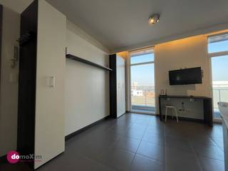 <p><span>Moderne gemeubelde studio, geschikt voor één persoon, in het centrum van Leuven </span></p><p><span> </span></p><p><span>Deze studio is gelegen op de Bondgenotenlaan en is volledig bemeubeld. Door zijn unieke ligging in het centrum van Leuven en vlakbij het openbaar vervoer is dit jouw ideale uitvalbasis. Deze studio is geschikt voor één persoon. </span></p><p><span> </span></p><p><span>De studio is volledig uitgerust. Je beschikt over een zetel, tweepersoonsbed, tafel en stoelen, bureau en televisietoestel. De kitchenette is volledig ingericht met koelkast, vaatwasser, microgolf en kookplaat. Daarnaast is ook bestek, borden en kookgerei voor jou voorzien. </span></p><p><span> </span></p><p><span>De badkamer beschikt over een douche, toilet en wastafel. Heb je een wasmachine of droogkast? De aansluiting hiervoor is aanwezig. </span></p><p><span> </span></p><p><span>Het gebouw is uitgerust met een lift. In de kelder van het gebouw kan je jouw afval kwijt en is er ruimte om jouw fiets te stallen. </span><span> </span></p><p><span> </span></p><p><span>De maandelijkse kosten bedragen in totaal €95. Dit forfait dekt al jouw kosten voor de gemeenschappelijke delen, verwarming, internet, vuilnisophaling en bij de aanvang van jouw contract krijg je nieuwe matrasbeschermer. </span></p><p><span> </span></p><p><span>Deze studio kan je ook voor een kortere termijn huren. De minimale periode is 6 maanden en de huurprijs wordt in dit geval verhoogd met 8%. De lasten blijven dezelfde. </span></p><p><span> </span></p><p><span>Plan nu jouw bezoek in!</span></p><p><span> </span></p><p><span>015 20 36 00 - <span>info@domoxim.be</span></span></p>