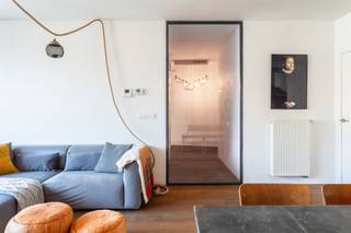 <p><span>Gelegen op de derde verdieping bevindt zich dit appartement van ca 118 m² in de Riemstraat, pal naast het Zuidpark, boven de pilatesstudio RITE. Een toplocatie op het Antwerpse Zuid, met het KMSKA, M HKA en FOMU op wandelafstand en een uitgebreid aanbod aan restaurants, koffiebarretjes en winkels vlakbij.</span></p>
<p><span>Het appartement geniet van een aangename lichtinval dankzij de grote raampartijen aan zowel de voor- als achterzijde. Aan de voorzijde zorgen de brede schuifdeuren, die langs beide kanten geopend kunnen worden, voor een fijne verbinding met het terras. </span></p>
<p><span>Via de inkomhal, voorzien van een vestiairekast en gastentoilet, bereikt u de royale leefruimte met open keuken. De keuken trekt meteen de aandacht met haar robuuste betonnen kookeiland. Het SMEG-fornuis zorgt voor een subtiel industrieel accent in de keuken. De ruime indeling biedt heel wat mogelijkheden voor de inrichting, terwijl de parketvloer zorgt voor een warme en gezellige sfeer.</span></p>
<p><span>Aan de achterzijde bevindt zich een ruim terras van ca 15 m², waar u heerlijk van de ochtend- en middagzon geniet. Aan de voorzijde bevindt zich een tweede terras, ideaal om de dag af te sluiten in de avondzon.</span></p>
<p><span>Het appartement beschikt over twee volwaardige slaapkamers, waarvan de master bedroom rechtstreeks toegang biedt tot het terras achteraan en is voorzien van een open dressing. </span></p>
<p><span>De ruime badkamer is uitgerust met zowel een ligbad als een inloopdouche en een stijlvol lavabomeubel. <br /><br />Verder beschikt het appartement over een praktische berging met aansluitingen voor wasmachine en droogkast, een privatieve kelderberging en een gemeenschappelijke fietsenstalling.<br /></span><span></span></p>
<p>Een ruim appartement met veel lichtinval, twee terrassen en alle troeven van het Zuid binnen handbereik!</p>