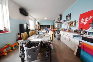 <strong>Kijkdag 31/01 van 9u tot 10u! </strong><br />Deze te renoveren woning met ruime leefruimtes en veel potentieel bevindt zich op een gunstige ligging in Izegem.<br /><br />De woning beschikt over een zeer ruime woonkamer (34,67 m²), die voldoende plaats biedt voor een gezellige leef- en eetruimte.<br />Verder is er een volledig uitgeruste keuken, badkamer en een bureauruimte op het gelijkvloers. <br /><br />Op de eerste verdieping bevinden zich twee grote slaapkamers (18,48 m² en 22,06 m²).<br /><br />Daarnaast is er een dubbele kelder, kleine zolderruimte en een garage, ideaal als extra bergruimte. <br /><br />PLUSPUNTEN:<br />✨ Ruime woonkamer<br />✨ 2 ruime slaapkamers<br />✨ Dubbele kelder<br />✨ Gunstige ligging<br /><br />Bruikbare vloeroppervlakte volgens EPC: 177 m2<br />EPC: 450 kWh/m2 (UC: 0002656822 )<br /><br />‘Dit pand kan onderhevig zijn aan de renovatieverplichting die door de Vlaamse overheid wordt opgelegd voor residentiële gebouwen. Consulteer voor meer informatie de website van het Vlaams Energie- en Klimaatagentschap via https://www.energiesparen.be/nr/renovatieverplichting.’<br />Indeling