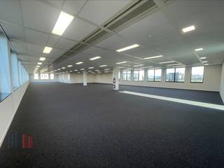 Bureau moderne de 576 m² à louer à DiegemIdéalement situé à seulement 650 m de la sortie Machelen (A201), avec un accès rapide au R0/E40. Excellente...