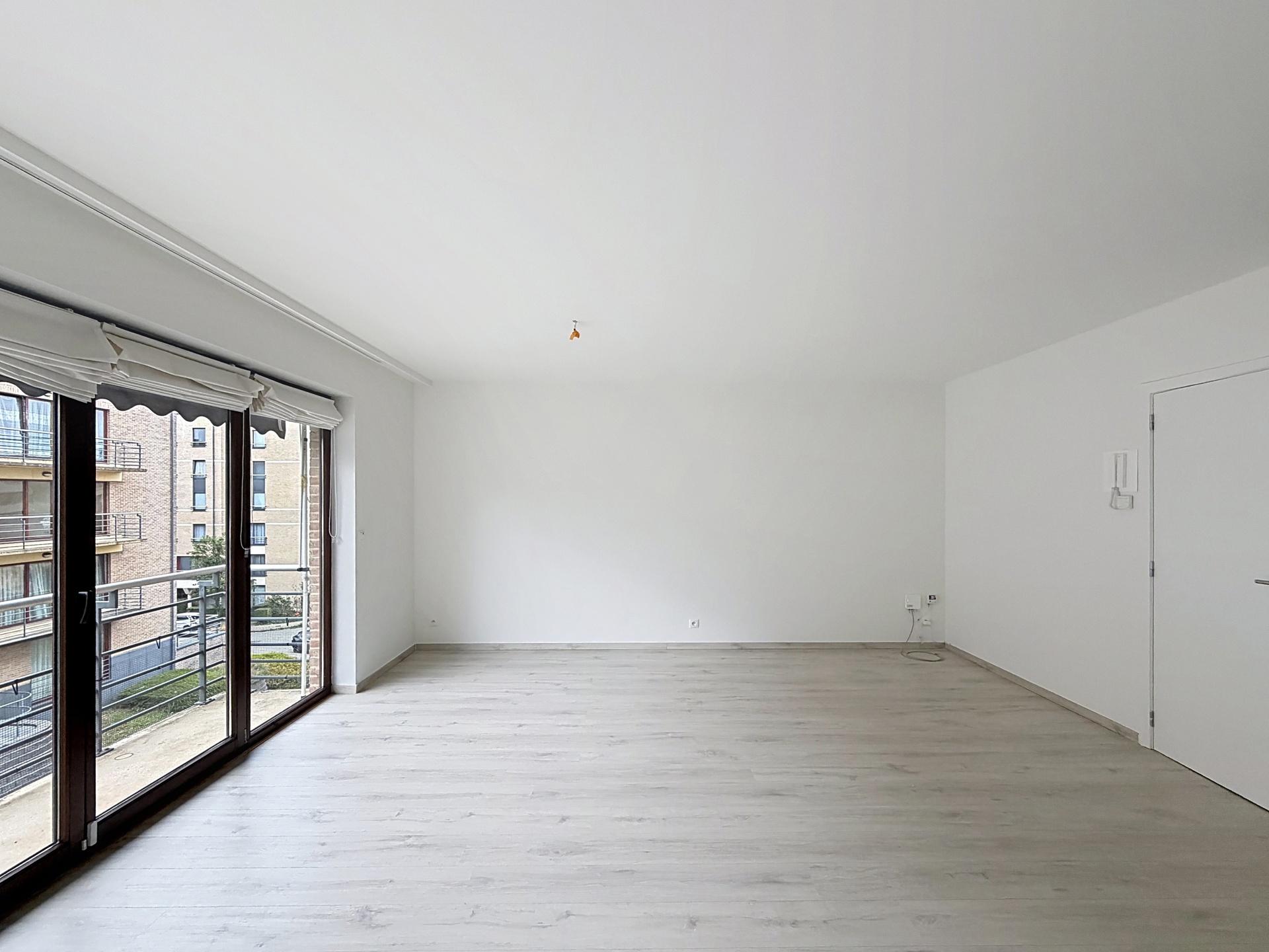 Gerenoveerd appartement met 2 slaapkamers + parkeerplaats - foto 4