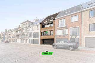 Op een boogscheut van openbaar vervoer, diverse handelszaken, scholen én het bruisende stadscentrum van Blankenberge, vindt u deze uitzonderlijke opbrengsteigendom.<br /><br />Gelegen aan de Jachthaven, recht tegenover het Blankenbergse ziekenhuis, combineert dit pand een fantastische ligging met veel potentieel. Het gebouw is momenteel niet bewoond en bestaat uit drie afzonderlijke entiteiten, elk met hun eigen troeven.<br /><br />Gelijkvloers<br /><br />De gelijkvloerse verdieping biedt een zeer ruime garage, met bijkomende staanplaats aan de voorzijde. Binnen is plaats voor minstens twee wagens, mét ruimte voor extra stockage. Achteraan bevindt zich een aangename stadstuin met tuinberging/tuinhuis — ideaal voor wie graag wat buitenruimte heeft in de stad.<br /><br />Eerste verdieping<br /><br />Via de trap in de inkomhal bereiken we het tweeslaapkamer appartement op de eerste verdieping. Dit appartement beschikt over een gezellige woonkamer, functionele keuken, badkamer en een balkon dat bereikbaar is via beide slaapkamers aan de achterzijde.<br /><br />Tweede en derde verdieping<br /><br />De bovenste twee verdiepingen vormen samen een ruime duplex met drie slaapkamers en uitstekende bergruimte (o.a. een praktische zolder en aparte berging).<br /><br />Op de benedenverdieping van de duplex vindt u een lichtrijke leefruimte met open keuken, en zowel aan de voor- als achterzijde een terras/balkon. Perfect om op elk moment van de dag van de zon te genieten.<br /><br />Extra informatie<br /><br />Er rust geen renovatieverplichting op deze eigendom. De appartementen kunnen onmiddellijk renderen, een ideale opportuniteit voor investeerders. Het gebouw wordt verwarmd op aardgas, beschikt over dubbele beglazing en een geïsoleerd dak.<br /><br />Een prima investering op een absolute toplocatie in Blankenberge!<br /><br />Maak vandaag nog uw afspraak en ontdek het potentieel van dit unieke pand.<br /><br />