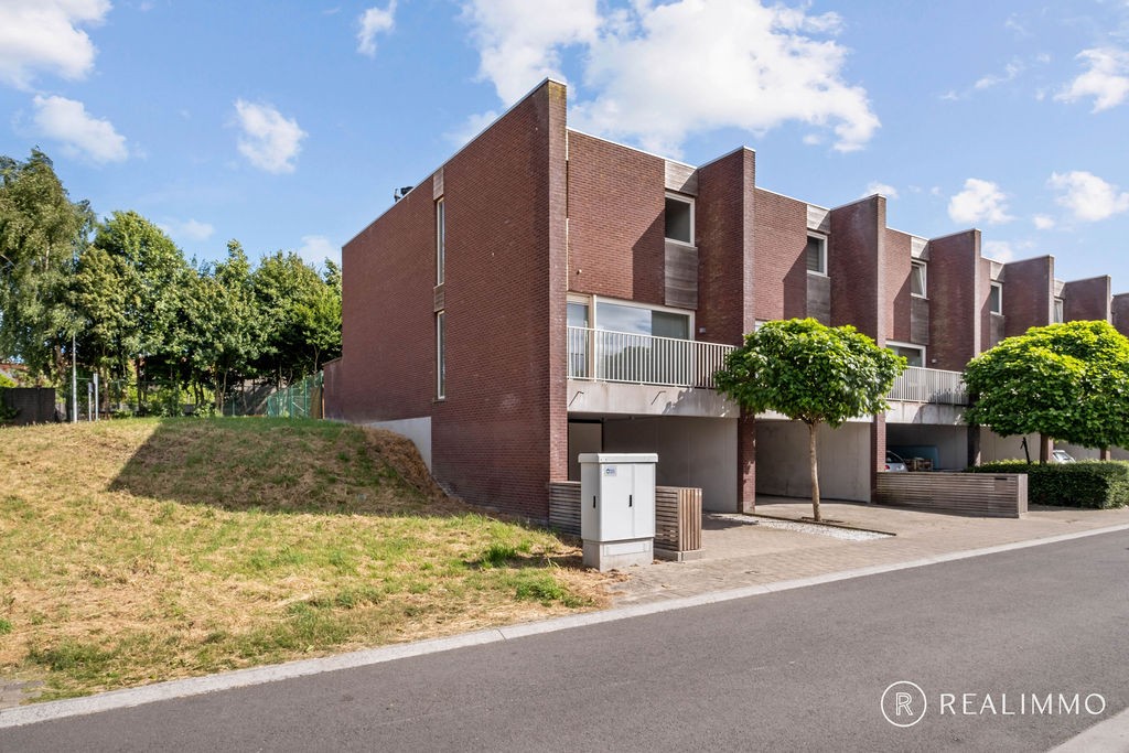 Maison semi-mitoyenne récente (2017) avec jardin, terrasse et sortie arrière, située dans un quartier calme - photo 1