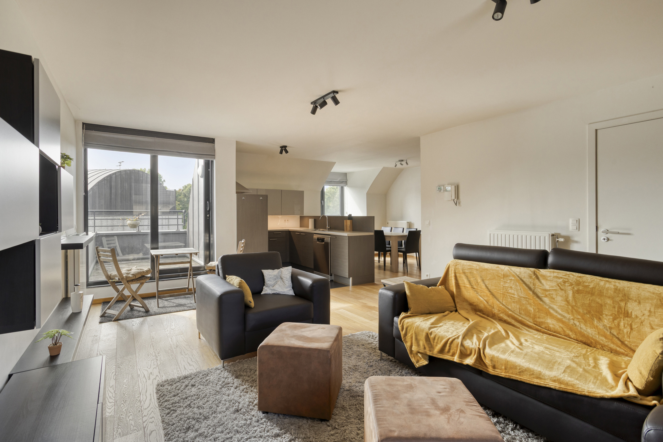 Appartement 2012 met terras, parking op strategische ligging - foto 3