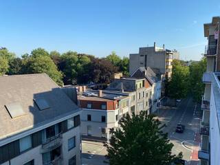 Dit prachtig penthouse appartement met een oppervlakte van 127 m² is gelegen op de vijfde verdieping van een gebouw in het hartje van Kortrijk. Het appartement heeft zowel aan de voorzijde als aan de achterzijde (via de leefruimte of de keuken) toegang tot een ruim terras (samen 83 m²), ideaal om te genieten van het buitenleven. Het beschikt tevens over een ruime, gezellige leefruimte (massief parket) met veel natuurlijk licht, een open (volledig) ingerichte keuken (koken op gas, dampkap, oven, koelkast met vriesvakken en vaatwasmachine), 3 slaapkamers (massief parket), een ingerichte badkamer (douche, ligbad en een dubbele lavabo), een gastentoilet en een technische ruimte. Voor wie zich in het centrum regelmatig met de fiets verplaatst is er ook nog een fietsenberging. Rijdt u niet met de fiets, dan neemt u gewoon de stadsbus met een bushalte pal voor het gebouw. De slagerij bevindt zich recht tegenover het gebouw en de bakkerij is op 100 m. wandelen.<br /><br /><br /><br /><br /><br /><br />
