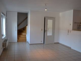 Aangenaam duplexappartement op de 2e verdieping met:Inkomhal met ingemaakte kast; afzonderlijke WC; living met open keuken ingericht met dubbele...