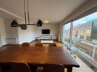 Op een centrale ligging in Wielsbeke vindt u dit ruime en lichtrijke gemeubelde appartement, ideaal voor gezinnen of koppels die comfort en...