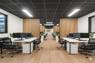 ERA ESPERANZA BIEDT DIT HOOGWAARDIG EN MULTIFUNCTIONEEL INDUSTRIEGEBOUW TE HUUR AAN OP EEN UITSTEKENDE LIGGING IN NINOVE, PAL NAAST DE SPOORWEG EN...