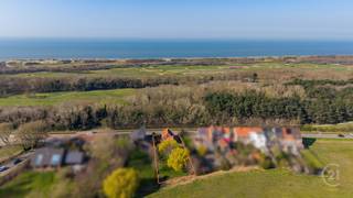 Deze charmante woning is gelegen in De Haan en biedt alles wat je nodig hebt voor comfortabel wonen. De woning bevindt zich op een groot...