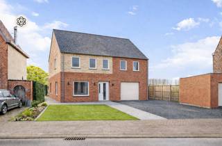 Te koop: bouwgrond van 1.370 m² voor halfopen bebouwing in Berchem (Kluisbergen)<br /><br />In de Zonnestraat te Berchem (Kluisbergen) bevindt zich deze ruime bouwgrond, gelegen op wandelafstand van het centrum en alle voorzieningen.<br /><br />Wat maakt dit perceel uniek?<br />Het perceel heeft een oppervlakte van 1.370 m² en is geschikt voor halfopen bebouwing. Met een uitzonderlijke diepte van ca. 120 meter biedt deze grond tal van mogelijkheden voor de inrichting van woning en tuin. Achteraan geniet je van een zuidgerichte tuin, ideaal voor wie houdt van zon, rust en buitenleven. <br /><br />Voor wie is dit ideaal?<br />Ideaal voor wie op zoek is naar een bouwgrond op een centrale ligging, met voldoende ruimte om een woning op maat te realiseren en te genieten van een zonnige tuin.<br /><br />De afgebeelde woning is een AI-gegenereerde visualisatie en niet bindend.<br />Te koop via Immo Beguin, jouw vastgoedexpert sinds 2009, met kantoren in Ronse, Waregem, Kortrijk, Deinze, Doornik en Lessines.<br />Meer info of bezoek aanvragen via: wim@immobeguin.be