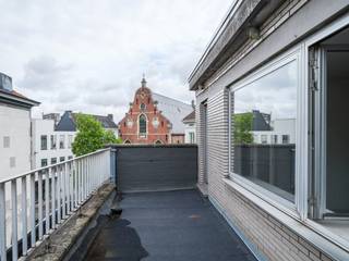 In het bruisende hart van Gent, op wandelafstand van het Zuid, bevindt zich dit charmante dakappartement in een kleinschalig gebouw. Hier woont u...