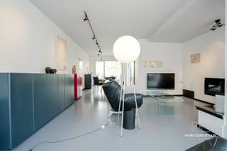 Deze eigendom werd gebouwd in het jaar 1973 op een perceel van 206m². De woning is voldoende ruim en heeft een bewoonbare oppervlakte van 177m². <br /><br />De woning heeft een lichte en ruime woonkamer op het verdiep en een moderne keuken met alle toestellen met zicht op de tuin. Op de bovenverdieping (2de verdiep) zijn er 3 slaapkamers en een badkamer met bad, lavabo en oilet wat zorgt voor voldoende privacy voor iedereen in het gezin. <br /><br />Beneden, op het gelijkvloers is er de heel ruime garage voor 2 wagens en is er extra bergruimte. Tevens ook het gastentoilet. De woning is voorzien van een lift wat voor sommige mensen zeer praktisch kan zijn. <br /><br />Daarnaast beschikt de woning over een mooie tuin en een terras, waar je heerlijk kunt genieten van de buitenlucht en de zon. De ligging van de woning is nabij tal van op en afritten. <br /><br />Kortom, deze woning in Gent is de perfecte plek voor wie op zoek is naar een ruime, comfortabele en gezellige plek om te wonen.<br /><br />Interesse in deze eigendom? Schrijf u in op het bezoekmoment.