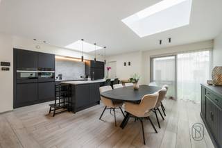 Volledig gerenoveerde woning te koop in het centrum van Berchem (Kluisbergen), waar kwaliteit, ruimte en energiezuinig wonen centraal staan. Deze woning werd zeer grondig en met oog voor detail vernieuwd, met duurzame materialen en moderne technieken. U geniet van vloerverwarming op het gelijkvloers, domotica, zonnepanelen en een waterverzachter. De hoogwaardige keuken met toestellen van Miele vormt samen met de lichtrijke leefruimte het hart van de woning.<br /><br />Via de inkomhal met vestiaire en apart toilet bereikt u de open leefruimte met keuken, aangevuld met een praktische wasplaats en een inpandige garage. Op de eerste verdieping bevinden zich twee ruime slaapkamers, waarvan één met dressing, en een volledig uitgeruste badkamer met douche, bad, dubbel lavabo en toilet. De tweede verdieping biedt een zolderruimte met potentieel, waar mits het plaatsen van een vaste trap extra kamers kunnen worden gecreëerd.<br /><br />Buiten geniet u van een uitzonderlijk grote tuin in het centrum, aangevuld met een grote tuinberging. Ideaal voor wie rustig wil wonen met alle voorzieningen dichtbij. Avelgem, Oudenaarde en Ronse liggen op slechts 15 minuten, wat zorgt voor een vlotte verbinding in de regio.<br /><br />De woning is zeer kwalitatief gerenoveerd en instapklaar, met nog enkele afwerkpunten die u de mogelijkheid bieden om deze verder naar eigen smaak af te werken.<br /><br />Meer info of plan je bezoek: [wim@immobeguin.be](mailto:wim@immobeguin.be)<br />Te koop via Immo Beguin, uw vastgoedexpert sinds 2009, met kantoren in Ronse, Waregem, Kortrijk, Deinze, Doornik en Lessen.