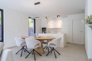 Dit nieuwbouwappartement maakt deel uit van residentie Sint-Amandus, gelegen op de hoek van de Kortrijkstraat en de Harelbeekstraat vlakbij de markt van Zwevegem. Door deze centrale ligging ligt alles binnen handbereik: de bakker, de slager, eetgelegenheden, winkels,...Indeling:- inkomhal met gastentoilet- woonkamer met open keuken - praktische berging- 2 slaapkamers- badkamer met douche en lavabo- ruim zonneterras (36m²) met zicht op de groene binnentuinEnkele troeven:- Gebruik van duurzame materialen- Prachtige binnentuin- Veel lichtinval door de grote raampartijen- Winkels op wandelafstand- Mogelijkheid tot aankoop autostaanplaats met elektrische laadpuntVoor meer informatie, contacteer makelaar Sarah op 0493 25 46 80 of sarah.hanson@dewaele.com