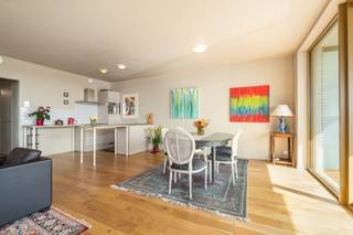 <p>Recent 2-slaapkamer appartement op Linkeroever met gigantisch terras en zicht op het Galgenweel.</p>

<p>Dit recent appartement op de 5de verdieping combineert comfortabel wonen met een uitstekende ligging op Linkeroever. De ruime leefruimte en het uitzonderlijk grote hoekterras zorgen voor veel lichtinval en een aangenaam open gevoel, met mooi zicht op het Galgenweel. Dankzij EPC A en een conforme elektrische keuring geniet je van een energiezuinige en zorgeloze woonervaring. Bovendien bevindt het appartement zich vlakbij winkels, openbaar vervoer en belangrijke invalswegen, ideaal voor wie vlot Antwerpen en de omgeving wil bereiken. De residentiële en groene omgeving maakt dit appartement extra aantrekkelijk.</p>

<p> </p>

<p>Belangrijkste ruimtes:<br />• Ruime woonkamer (50 m²) met veel lichtinval en toegang tot het terras<br />• Open keuken aansluitend op de leefruimte<br />• Twee slaapkamers van 11 m² en 9 m²<br />• Badkamer (7 m²)<br />• Apart toilet<br />• Inkomhal (15 m²)<br />• Berging (5 m²)<br />• Groot terras met open zicht op het Galgenweel<br />• Grote, droge kelderberging (8 m²) optioneel mee aan te kopen voor € 10.000<br />• Overdekte staanplaats van maar liefst 20 m² - optioneel mee aan te kopen voor € 30.000</p>

<p> </p>

<p>Troeven:<br />• Gigantisch hoekterras (50 m²) met prachtig zicht op het Galgenweel<br />• EPC A en conforme elektrische keuring<br />• Centrale ligging vlakbij winkels, openbaar vervoer en invalswegen</p>

<p> </p>

<p>Neem vandaag nog contact op met je ERA-makelaar voor een bezoek.</p>

<p>JOUW DROOMAPPARTEMENT. ZO GEVONDEN!</p>