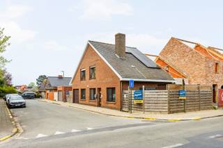 - Ideale ligging: Grimmertingelaan 2 in Moorslede<br />- Lichtrijke leefruimte <br />- Uitgeruste keuken met eetplaats<br />- 1 gelijkvloerse slaapkamer<br />- Handige berging en kelder<br />- Inpandige garage <br />- Zonnige, omheinde tuin met terras<br />- 2 slaapkamers op de eerste verdieping<br />- Badkamer met inloopdouche, toilet en wastafel<br />- Zolderkamer<br />- EPC: 420 kWh/m²/jaar<br />- 2 regenwaterputten van 3.000 liter<br />- 14 zonnepanelen<br />- Richtprijs: € 265.000