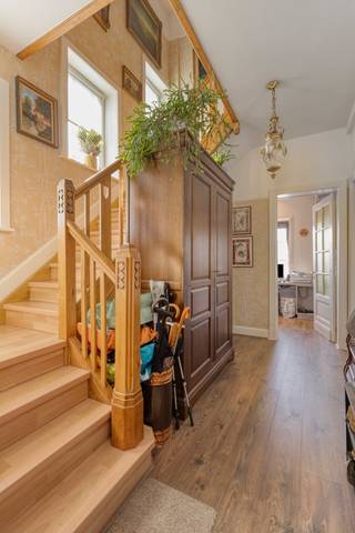 Achter deze charmante gevel schuilt een warme en uitnodigende thuis. De klassieke baksteenarchitectuur, gecombineerd met een landelijke...