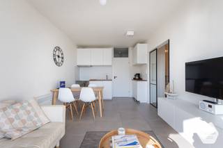 Dit <strong>moderne</strong> appartement bevindt zich vlakbij de bruisende winkelstraat en de Zeedijk van Nieuwpoort-Bad.<br />Het appartement onderging een <strong>renovatie</strong> waardoor u zonder zorgen kunt genieten van uw vakantie aan zee.<br /><br />De indeling is als volgt:
<ul>
<li>Inkomhal met praktische kasten;</li>
<li><strong>Vernieuwde badkamer</strong> met toilet, wastafel en douche;</li>
<li>Open, <strong>volledig</strong> <strong>geïnstalleerde</strong> keuken met alle hedendaagse voorzieningen;</li>
<li>Gezellige leefruimte met groot schuifraam naar het terras;</li>
<li>Terras met <strong>zijdelings</strong> <strong>zeezicht</strong> en zicht op de villawijk;</li>
<li>Slaapkamer afgesloten met mooie stalen deur;</li>
<li><strong>Extra</strong> <strong>slaaphoek</strong> met stapelbed;</li>
</ul>
Extra troeven:
<ul>
<li>Volledig gerenoveerd en bijgevolg <strong>instapklaar</strong>;</li>
<li>Gunstig <strong>EPC</strong> - <strong>label</strong> <strong>B</strong>;</li>
</ul>
<br />Benieuwd? Aarzel niet en contacteer ons voor een bezoek ter plaatse.<br /><br />