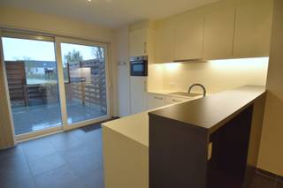 Cosy appartement met moderne keuken, 1 slaapkamer, groot ruim terras en zonnige oriëntatie. Kwalitatief zeer mooi afgewerkt appartement.<br />Vlotte bereikbaarheid en op wandelafstand van het centrum.<br /><br />Adres: Menenstraat 73/0002, 8560 Wevelgem<br />Huurprijs: 650 EUR/maand + 50 EUR/maand syndic of een totaal van 700 EUR/maand<br />Onze referentie: DEV4912