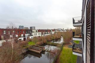 Dit appartement werd gebouwd in 2013 met aandacht voor kwalitatieve materialen en is gelegen in de nabijheid van de Watersportbaan (Blaarmeersen) en de Bourgoyen-Ossemeersen. Zo zijn er dus tal van wandel- en sportmogelijkheden. Daarnaast zijn er ook voldoende warenhuizen op wandelafstand en kent de locatie een perfecte verbinding met de ring van Gent en de R4. De site waar het gebouw zich bevindt ligt te midden het groen en wekt een natuurlijk gevoel van rust op. Op het terrein zijn er meerdere bankjes en locaties waar een pick-nick of BBQ mogelijk is. Het appartement zelf biedt een inkom met apart toilet, een gezellige leefruimte met kwalitatieve open keuken ( Bulthaup kasten met Miele toestellen), handige berging met aansluiting voor was-droogmachine Ruime slaapkamer en badkamer met lavabo, ligbad én douche. De leefruimte en slaapkamer situeren zich aan de oostkant en hebben een aangenaam uitzicht. Verder is er nog een kelder inbegrepen en is er de mogelijkheid tot het aankopen van een staanplaats voor 25 000 euro. Het appartement is momenteel verhuurd wat het eveneens interessant maakt als investering. Contacteer ons en kom dit uitermate gezellig appartement snel bezoeken!