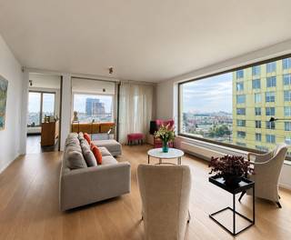 Dit luxueuze appartement bevindt zich op de elfde verdieping van een indrukwekkend gebouw aan de oever van het Kattendijkdok. Dankzij de unieke ligging geniet u langs drie zijden van een panoramisch uitzicht over Antwerpen, de Schelde, het Kattendijkdok en de jachthaven. Vanuit elke hoek ontdekt u een ander stukje van de stad.<br /><br />Het appartement heeft een royale oppervlakte van ca 135 m² en beschikt over een aangenaam, inpandig terras van ca. 17 m² met zuidoostelijke oriëntatie. De ruime leefruimte biedt een prachtig uitzicht en wordt gekenmerkt door een riante plafondhoogte en grote raampartijen, die zorgen voor een uitzonderlijk gevoel van ruimte en licht.<br /><br />Aansluitend bevindt zich de strakke, volledig uitgeruste keuken met een praktische berging met aansluitingen voor wasmachine en droogkast.<br /><br />De nachthal geeft toegang tot twee ruime slaapkamers. De masterbedroom biedt een zee van ruimte en ook de tweede slaapkamer is bijzonder aangenaam van oppervlakte. Beide slaapkamers beschikken over een eigen badkamer. De ene badkamer is uitgerust met een dubbele lavabo, ligbad met douchefunctie en toilet; de andere met een lavabo, douche en toilet.<br /><br />Een kelderberging op niveau -1 is reeds begrepen in de huurprijs.<br />Een autostaanplaats in de ondergrondse garage is bij te huren aan 150 Euro per maand.<br /><br />Gemeenschappelijke lasten: 200 Euro per maand.<br />Alle nutsvoorzieningen (verwarming, elektriciteit en water) zijn privé op te nemen door de huurder.<br /><br />Beschikbaar vanaf 1 oktober 2026.