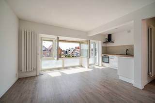 Dit instapklare appartement werd recent volledig vernieuwd en combineert een moderne afwerking met een praktische indeling.De leefruimte sluit...