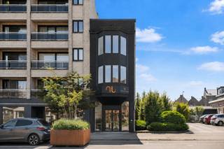 Op een absolute toplocatie aan de Oude Vest, in de meest bruisende winkelstraat van Dendermonde, bevindt zich dit volledig gerenoveerd handelspand met woonst. Dankzij de uitstekende commerciële ligging en de hoge passage is dit pand een unieke opportuniteit voor zelfstandigen, vrije beroepen én investeerders.<br />De centrale ligging combineert een goede zichtbaarheid en een uitzonderlijke bereikbaarheid. Alle voorzieningen zoals winkels, scholen, supermarkten, horeca en openbaar vervoer bevinden zich op wandelafstand. Wenst u meer info: bel 0471380036 of mail naar anne@ocvastgoed.be. <br /><br /><strong>Veelzijdige handelsruimte voor schoonheidsverzorging, kapper, (immo)kantoor, broodjeszaak, ... (voorbeelden AI) </strong><br /><strong>Indeling handelsgelijkvloers:</strong> lichtrijke handelsruimte van ongeveer 50 m², gastentoilet, achterliggende berging met wastafel (15 m²) met rechtstreekse toegang tot een gezellige stadstuin van circa 35 m², ideaal als ontspanningsruimte of extra troef voor klanten en medewerkers.<br /><br /><strong>Eerste verdieping - comfortabel wonen:</strong><br />De eerste verdieping omvat een ruime, lichtrijke leefruimte (28 m²) met een volledig ingerichte keuken (12 m²). Op de tweede verdieping bevinden zich twee volwaardige slaapkamers (19 m²/22 m²) en een prachtige badkamer voorzien van inloopdouche en dubbele wastafel.<br /><br /><strong>Troeven</strong><br />- Energiezuinig dankzij warmtepomp en airconditioning<br />- Combinatie van wonen en werken onder één dak<br />- Investeringspand of handelswoning<br />- Toplocatie! <br />- Stadstuin aanwezig<br /><br />Technische gegevens: EPC label 271 kWh, conforme elektriciteit, stedenbouwkundige inlichtingen in aanvraag sinds 7 juli 2026<br />Maak uw afspraak nu voor de bezoekdag op zaterdag 1 augustus! <br />