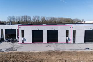 Nieuwbouw KMO-unit te huur in bedrijventerrein Deinze Noord, vlakbij de oprit en afrit van de E40 in Drongen. De unit heeft een oppervlakte van 886...