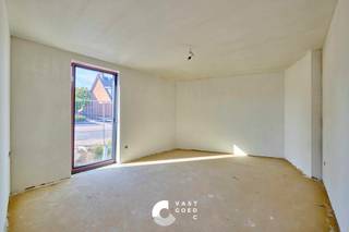 <p>Ontdek deze unieke stadswoning in het hart van Peer, waar een speelse indeling en hedendaagse architectuur samenkomen. Een verrassende woonplek met een eigen karakter, waar elke ruimte op een originele manier wordt benut en comfort centraal staat.<br /><br />INDELING:<br />Gelijkvloers:<br />- Inkomhal<br />- 2 slaapkamers<br />- Badkamer<br />- Apart toilet<br /><br />1e verdieping:<br />- Leefruimte met vide<br />- Open keuken<br />- Toegang tot ruim terras<br /><br />2e verdieping:<br />- Bureau of extra kamer<br /><br />EXTRA TROEVEN:<br />+ Geothermie<br />+ Terras i.p.v. tuin<br />+ Ondergrondse parkeerplaats en berging<br />+ E-peil < E36<br /><br />Totaal incl 6% BTW€481.215,79 <br />Totaal incl 21% BTW: €535.159,03<br />(excl ereloon notaris, basisakte, aansluitkosten)<br /><br />Benieuwd naar de indeling en troeven van deze verrassende gezinswoning? Maak snel een afspraak, we helpen je blij verder.<br /><br /></p>
