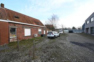 <strong>Kijkdag 31/01 van 9u tot 10u! </strong><br />Deze te renoveren woning met ruime leefruimtes en veel potentieel bevindt zich op een gunstige ligging in Izegem.<br /><br />De woning beschikt over een zeer ruime woonkamer (34,67 m²), die voldoende plaats biedt voor een gezellige leef- en eetruimte.<br />Verder is er een volledig uitgeruste keuken, badkamer en een bureauruimte op het gelijkvloers. <br /><br />Op de eerste verdieping bevinden zich twee grote slaapkamers (18,48 m² en 22,06 m²).<br /><br />Daarnaast is er een dubbele kelder, kleine zolderruimte en een garage, ideaal als extra bergruimte. <br /><br />PLUSPUNTEN:<br />✨ Ruime woonkamer<br />✨ 2 ruime slaapkamers<br />✨ Dubbele kelder<br />✨ Gunstige ligging<br /><br />Bruikbare vloeroppervlakte volgens EPC: 177 m2<br />EPC: 450 kWh/m2 (UC: 0002656822 )<br /><br />‘Dit pand kan onderhevig zijn aan de renovatieverplichting die door de Vlaamse overheid wordt opgelegd voor residentiële gebouwen. Consulteer voor meer informatie de website van het Vlaams Energie- en Klimaatagentschap via https://www.energiesparen.be/nr/renovatieverplichting.’<br />Indeling