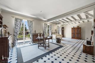 <p>Deze charmante villa is centraal gelegen in het gezellige Beerzel, vlakbij de Beerzelberg, en combineert een rustige woonomgeving met de nabijheid van winkels, scholen en andere voorzieningen.</p>
<p>U betreedt de woning via de inkomhal met gastentoilet, die toegang geeft tot de lichtrijke leefruimte met grote raampartijen en een mooi zicht op de tuin. De leefruimte sluit aan op de volledig uitgeruste keuken, die praktisch is ingericht.</p>
<p>Op de eerste verdieping bevinden zich drie volwaardige slaapkamers en een badkamer.</p>
<p>Buiten vormt het ruime terras een absolute troef, in combinatie met de grote tuin met vijver, die zorgt voor een aangename en groene omgeving. Daarnaast beschikt de woning over een dubbele garage.</p>
<p>Kortom, een lichtrijke en verzorgde woning op een centrale en aangename locatie in Beerzel.<br /><br />Meer info via valerie.vdk@imovastgoed.be of via 015/34.34.54.<br />U kan Imo Vastgoed steeds vrijblijvend contacteren voor een gratis waardebepaling van uw woning.</p>