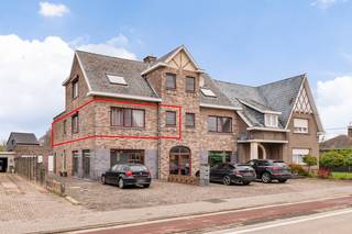 Ruim appartement gelegen op de eerste verdieping van een kleinschalig gebouw met vier eenheden.Gesitueerd op een gunstige locatie aan de rand van het...
