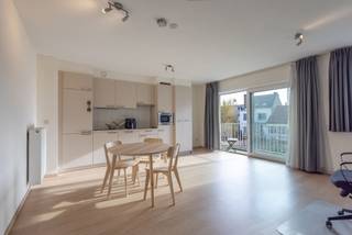 Appartement met één slaapkamer in een welonderhouden residentie<br /><br /><span>Deze mooie studio ligt op wandelafstand van het Astridpark en het Westland Shopping Center, en nabij alle voorzieningen: openbaar vervoer, scholen, winkels en toegang tot de uitvalswegen.<br /></span>De eigendom omvat een leefruimte met een open en volledig ingerichte keuken die toegang biedt tot het aangenaam terras, één slaapkamer en een douchekamer met douchecel, lavabomeubel en toilet.<br />Er is eveneens een gemeenschappelijke tuin, toegankelijk langs de achterzijde van het gebouw en fietsenstalling voorzien. <br /><br />Het gebouw dateert van 2016 en beschikt over een zeer gunstig EPC (label B).<br />Elektriciteit = conform.<br /><br /><span>Ideaal voor eigen bewoning of als investering. Te bezoeken!</span>