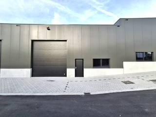 Op het gloednieuwe bedrijvenpark MG PARK ARSELA in Aarsele kan u deze kwalitatieve KMO-unit van ca. 174 m² terugvinden. Dankzij de centrale ligging is deze unit uitermate geschikt. Het park geniet een zichtlocatie langs de N35 (Tielt-Deinze) en ligt op amper 12 km van de E17 en E40. Brugge, Gent en Kortrijk zijn vlot bereikbaar.<br /><br />De unit is casco afgewerkt en opgebouwd uit een staalstructuur in combinatie met een betoplint en geïsoleerde sandwichpanelen. Er is een vrije hoogte van 5 meter en toegang via een automatische sectionale poort (4m breed x 4,2 m hoog). Er is eveneens een aparte toegangsdeur.<br /><br />Verder is er nog aanwezig: een lichtdoorlatend rookluik, geïsoleerd dak, regenwaterput van 5.000 liter, polybetonvloer en dak met draagkracht voor zonnepanelen (0,15 kN/m²).<br /><br />Er is ook een privatieve parkeerplaats inbegrepen, vlak voor de unit. Daarnaast is er ruime parkeergelegenheid achteraan de site.<br /><br />Indien u als huurder een sanitaire voorziening wenst, is dit in samenspraak met de verhuurder.<br /><br />Deze unit kan zowel voor opslag als productie/werkplaats gebruikt worden.<br /><br />Prijs: € 750/mnd excl. BTW<br /><br />PLUSPUNTEN:<br />* NIEUWBOUW<br />* RUIM<br />* LIGGING<br />* ELEKTRISCHE POORT<br />* PARKEERPLAATS VOORZIEN