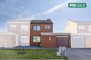 Ontdek dit gezellige en instapklare woning, gelegen in de rustige maar zeer centrale Pieter Breughelstraat in Rumbeke. Geniet van de nabijheid van buurtwinkels en alle nodige voorzieningen.Indeling van het huis:Gelijkvloers: - inkom met gastentoilet- woonkamer - volledig vernieuwde keuken - garage met sectionale poortEerste verdieping:- 3 slaapkamers- badkamer voorzien van badkamermeubel en doucheTweede verdieping: - zolderruimteTroeven van het huis: - Gelegen in een doodlopende straat. - Vlotte bereikbaarheid naar het centrum van Rumbeke en invalswegen, AZ Delta, ...- Ideale investering, starterswoning...- Uitweg achteraan Laat deze unieke kans niet aan u voorbijgaan! Neem vandaag nog contact met ons op voor een bezichtiging en ervaar zelf de charme en het comfort van deze prachtige woning in Rumbeke.Neem dan contact op met de dossierverantwoordelijke Jeroen Taillieu (+32 493 25 14 33) - jeroen.taillieu@dewaele.com