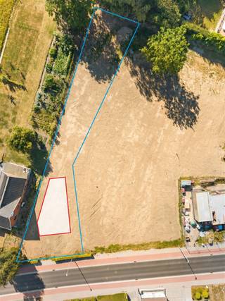 In Ruien, deelgemeente van Kluisbergen, bevindt zich deze ruime bouwgrond van 965 m².Het perceel ligt aan de Grote Herreweg en beschikt over een mooie bouwzone met daarachter een bijzonder ruime tuinzone. Een ideale basis voor wie zijn eigen woning wil realiseren en tegelijk belang hecht aan voldoende buitenruimte.De ligging combineert een rustige woonomgeving met de prachtige natuur van de Vlaamse Ardennen. Wandelen, fietsen en ontspannen in het groen kan hier vlakbij, terwijl de omliggende dorpscentra en dagelijkse voorzieningen vlot bereikbaar blijven.Een aantrekkelijk perceel voor wie droomt van bouwen op een ruime grond in Kluisbergen.