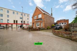 🔨 Te renoveren woning met veel potentieel – Zuidstraat 21, Oudenburg 🏡Deze centraal gelegen woning bevindt zich op wandelafstand van openbaar...