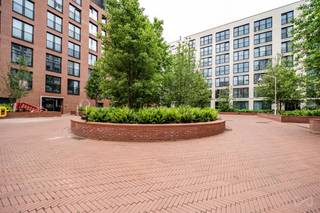 <span>Info & Bezoeken : bruxelles.ouest@weinvest.be of 02 315 77 22</span><br /><br />
<p>Ontdek dit prachtige 2-slaapkamerappartement van ca. 84 m², gelegen op de 6e verdieping van een recente en uitstekend onderhouden residentie uit 2016. Dankzij de grote raampartijen baadt het appartement de hele dag in natuurlijk licht, wat zorgt voor een aangename en warme woonsfeer in elk seizoen.</p>
<p>Met zijn doordachte indeling, comfortabele leefruimtes en uitstekende energieprestaties biedt deze woning een ideale thuis voor jonge gezinnen, koppels of iedereen die op zoek is naar kwalitatief wonen in Brussel. Het gebouw voldoet aan de recente energienormen en beschikt over een EPC-score B, wat garant staat voor een lager energieverbruik, meer wooncomfort en lagere energiekosten.</p>
<p>Een van de grootste troeven van deze residentie is de ruime, zonnige en uitstekend onderhouden gemeenschappelijke privétuin, uitsluitend toegankelijk voor bewoners. Deze rustige groene oase vormt een veilige en aangename plek voor kinderen om te spelen, voor honden om buiten te komen of gewoon om te ontspannen en te genieten van de rust, de zon, weg van de stadsdrukte.</p>
<p>De ligging combineert bovendien het beste van twee werelden: een rustige woonomgeving met alle dagelijkse voorzieningen binnen handbereik, terwijl u op wandelafstand geniet van de dynamiek van de buurt rond Tour & Taxis, met haar restaurants, markten, groene ruimtes en culturele activiteiten.</p>
<p>Dankzij de uitstekende verbindingen met het openbaar vervoer, de nabijheid van het stadscentrum en de vlotte toegang tot de belangrijkste invalswegen, vormt dit appartement ook een bijzonder interessante investering in een wijk die zich blijft ontwikkelen en een sterke aantrekkingskracht geniet.</p>
<p>Een unieke opportuniteit voor wie op zoek is naar een lichtrijke, energiezuinige woning met een uitzonderlijke groene meerwaarde in Brussel.</p>
<p><strong>Een bezoek meer dan waard!</strong></p>
<br /><span>EPC: B – CO₂: 12 kg/(m².jaar) – 58 kWhEP/(m².jaar) - Ontdek al onze exclusieve panden op WWW.WEINVEST.BE</span>
<div></div>