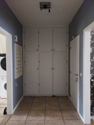 IN OPTIE<br /><br />Lichtrijk gelijkvloers appartement met grote tuin.<br /><br />Troeven:<br />Elektriciteit conform<br />Gedeeltelijk gerenoveerd (EPC C): <br /> - Keuken in 2013<br /> - Badkamermeubels + regendouche in 2013<br /> - Ramen en achterdeur met HR-glas en dak met 12cm isolatie in 2014<br /> - HR-condenserende ketel in 2015<br /> - Voordeur met HR-glas in 2018<br />2 privatieve kelders<br />Grote tuin met minimale inkijk<br />Overal rolluiken<br />Chemische waterkering in 2023<br />Ruim gevoel, licht en hoge plafonds<br />Goed onderhouden<br />Lage gemeenschappelijke kosten (water + elektriciteit gemene delen)<br />Mogelijkheden tot huren overdekte parkeerplaats<br /><br />In de Secretaris Meyerlei, een van de mooiere straten in Merksem, vindt u dit gelijkvloers appartement in een kleinschalig gebouw met 3 appartementen. Via de voortuin komt u in de gemeenschappelijke inkomhal met toegang tot de kelder. In de kelder hangen alle meters en zijn 2 privatieve kelders per appartement voorzien met zeer veel opbergruimte. In het appartement worden alle ruimtes verbonden door de hal met ingemaakte kasten. De lichtrijke woonkamer (27m²) voelt ruim door de hoge plafonds en het open gevoel van het appartement. Er is plaats voor een grote eettafel en gezellig samenzijn met vrienden of familie. Naast de woonkamer vindt u de praktische badkamer met regendouche, wastafel, lange kast, wc en elektrisch handdoekenrek. In de grote slaapkamer (15m²) vindt u rust, een mooi uitzicht op de tuin en ruimte voor grote kasten. De keuken werd vernieuwd in 2013 en is voorzien van een vaatwasser, dubbele wasbak, keramische kookplaat en oven. Er is plaats voor een grote koelkast en er is aansluiting voorzien voor wasmachine en droogkast. In de keuken vindt u ook de toegang tot de grote ZW-gerichte tuin (120m²). Zit u graag in de zon of toch liever in de schaduw, in deze tuin kan beide op de 2 terrassen en onder de bomen. Ook in de winter of tijdens een regenbui kan u nog gezellig vertoeven op het terras onder het afdak.