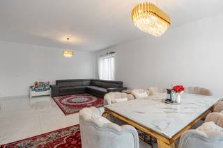 <p>Ben je op zoek naar een goed onderhouden appartement met 3 slaapkamers in Burcht? Lees hier dan zeker even verder!</p>

<p> </p>

<p>De conform gekeurde elektrische installatie en gunstige EPC-score, de uitstekende staat van onderhoud en afwerking en de nabijheid van invalswegen en openbaar vervoer zijn slechts enkele troeven van dit appartement!</p>

<p> </p>

<p><u>Indeling:</u></p>

<p><u>2deV:</u> het appartement zelf bevindt zich met een oppervlakte van 100m² op de tweede verdieping van een klein gebouw.</p>

<p>Langs de inkomhal (8m²) komen we bij de grote leefruimte (35m²) en de volledig ingerichte keuken (9m²). Let vooral ook op het schuifraam die toegang geeft tot het balkon en de tegelvloer, die super makkelijk is in onderhoud. De 3 slaapkamers van 14m², 11m² en 7m² bevinden zich aan de achterzijde van het gebouw en bieden voldoende rust en comfort. Eén ervan geeft ook hier toegang tot het terras (8m²). Tenslotte is er nog de badkamer (3m²) met ligbad en douche, een aparte wc en een berging.</p>

<p> </p>

<p>Interessant weetje: </p>

<p>Er is geen syndicus, er is geen lift en er zijn geen maandelijkse kosten! </p>

<p>Er wordt enkel € 30 per maand voorzien, voor de betaling van de blokpolis en de elektriciteit van de gemeenschappelijke hal.</p>

<p> </p>

<p>Wenst u graag een bezichtiging ?</p>

<p>Contacteer dan snel uw makelaar ! </p>