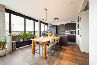 <p><span> </span></p><p><span>Op zoek naar een uniek penthouse waar luxe, ruimte en licht samenkomen? Dit high-end afgewerkte appartement op de bovenste verdieping biedt volledige privacy, twee zonnige terrassen en een sublieme afwerking met ingemaakte kasten, parketvloer, ingebouwd soundsysteem en een ingebouwde gashaard. Hier woon je letterlijk op niveau, in het hart van Borgerhout. Daarbovenop kan je 2 ondergrondse staanplaatsen optioneel aankopen (€30.000 per stuk)</span></p><p><span> </span></p><p><span>Licht, luxe &amp; leefruimte</span></p><p><span>Vanuit de lift stap je rechtstreeks binnen in je eigen inkomhal – een binnenkomer die meteen de toon zet. De stijlvolle inkom met maatkasten en veiligheidsdeur leidt je links naar het leefgedeelte, waar grote glaspartijen en een doorlopende parketvloer zorgen voor een warm en open gevoel. </span></p><p><span>De keuken is strak en high-end afgewerkt met een groot kookeiland en composieten werkblad. Je kookt hier met alle comfort: gasvuur, dampkap naar buiten, oven, stoomoven, dubbele ingebouwde koelkasten en diepvriezers, en een royale spoelzone. Ideaal voor wie graag kookt én ontvangt. Overal rondom geniet je van licht, zicht en directe toegang tot het terras. De perfecte plek om gasten te ontvangen, samen te genieten van een gezellige BBQ en toch in contact te blijven met iedereen, binnen én buiten. Aangrenzend aan de keuken bevindt zich een praktische berging.</span></p><p><span>De open keuken vloeit naadloos over in de leefruimte en creëert een harmonieus geheel. De ingebouwde gashaard en maatkasten zorgen voor extra klasse en een warme, gezellige sfeer. Dankzij de vele raampartijen geniet je bovendien overal van een mooie lichtinval en directe toegang tot het terras.</span></p><p><span> </span></p><p><span>Slaapcomfort &amp; wellnessgevoel</span></p><p><span>Links via de gang kom je in de badkamer, een ware oase van rust en luxe. Je vindt er een ruim ligbad, een stijlvolle inloopdouche met mozaïekafwerking, handdoekenradiator en een dubbele lavabo. Dankzij de dakkoepel baadt de ruimte in natuurlijk licht. Bovendien is er een tweede toilet voorzien, ideaal om je dag in alle comfort te starten en te eindigen. Over de badkamer bevindt zich de technische ruimte, voorzien van aansluitingen voor wasmachine en droogkast.</span></p><p><span>Aan de rustige achterzijde van het gebouw bevindt zich het slaapgedeelte, deze gehele zijde is uitgerust met automatische zonnewering. De royale master bedroom (oorspronkelijk twee kamers) is uitgerust met airco en  ingemaakte kasten en geniet van een overvloed aan licht dankzij de grote glaspartijen met zicht op het terras, dat uitkijkt op het monumentale centraal station en de zoo van Antwerpen. Aansluitend vind je een stijlvolle bureauruimte, afgewerkt met maatkasten en met toegang tot het tweede terras.</span></p><p><span>Daarnaast is er nog een tweede slaapkamer eveneens met ingemaakte kasten, veel licht en dezelfde stijlvolle parketvloer.</span></p><p><span> </span></p><p><span>Binnen en buiten in perfecte harmonie</span></p><p><span>Met twee terrassen geniet je hier op elk moment van de dag van zon en rust. Vooraan heb je een ruim terras grenzend aan de leefruimte en keuken, achteraan een tweede terras waar je in alle privacy kan ontspannen met zicht richting de stad.</span></p><p><span>Dankzij de grote raampartijen rondom voelt het appartement als één geheel met buiten – een zeldzaam gevoel van ruimte en vrijheid, midden in de stad.</span></p><p><span> </span></p><p><span>Stadse dynamiek &amp; verrassend groen</span></p><p><span>Je woont hier op een levendige en centrale locatie in Borgerhout, met alles binnen handbereik. Supermarkten, buurtwinkels en openbaar vervoer liggen op wandelafstand, net als gezellige pleinen zoals het Moorkensplein en de Dageraadplaats. Ook het Centraal Station en de Ring zijn vlakbij, wat zorgt voor een uitstekende bereikbaarheid. </span></p>