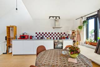 <p><span>Deze frisse studio in de Pioenstraat is er eentje die meteen als thuis aanvoelt.</span><span><br /></span><span>Gelegen in een kleinschalig gebouw dat in 2020 volledig werd gerenoveerd <span>(alles gestript, alles 100% vernieuwd!) kreeg.</span>, zit je hier helemaal goed: instapklaar, verzorgd en zonder zorgen. En dat in een buurt waar je alles bij de hand hebt: Het Villegaspark om de hoek, Berchem station vlakbij en rondom een overvloed aan leuke zaken en gezellige adresjes die het net iets te makkelijk maken om nog “ééntje” te blijven hangen…</span></p>
<p><span>Je komt binnen in een inkomhal, waar enkele trapjes je naar de badkamer leiden. Die is praktisch ingericht met douche, toilet, lavabo en aansluiting voor wasmachine en droogkast.</span><span><br /></span><span>Nog een paar treden hoger en je komt in de leefruimte: het hart van de studio.</span><span><br /></span><span> Open, licht en verrassend ruim. De keuken vormt hier het centrale punt, met vooraan een gezellige zithoek.</span><span><br /></span><span>Slapen doe je op de mezzanine, die een speelse twist geeft aan het geheel.</span></p>
<p><span>En ook het technische plaatje klopt hier: een gunstig EPC, conforme elektriciteit en asbestveilig.</span><span><br /></span><span>Ook is er een kelderberging aanwezig die je uit de nood helpt om extra spulletjes op te bergen.</span></p>
<p><span>Je geniet hier van een bewoonbare opp. van 53 m², lage kosten (geen syndicus!) en een huidige verhuur. Het is dus niet alleen een fijne eerste woonst, maar ook een slimme investering.</span><span><br /></span><span><br /></span><span>Klein in oppervlakte, groot in charme.</span><span><br /></span><span>En eerlijk… meer heb je soms echt niet nodig 😉</span></p>
<p><b>Troeven op een rijtje:</b><b><br /></b><b><br /></b><span>- Studio met mezzanine (53m2)</span><span><br /></span><span>- Gerenoveerd, kleinschalig gebouw (2020)</span><span><br /></span><span>- EPC B</span><span><br /></span><span>- AREI conform</span><span><br /></span><span>- Kelder</span><span><br /></span><span>- Leuke ligging in Oud-Berchem</span><span><br /></span>- Ideaal als starter of investering</p>