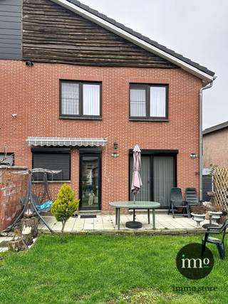 Ontdek samen met IMMO STORE deze PRAKTISCHE driegevelwoning in Dilbeek (Itterbeek) met TAL VAN MOGELIJKHEDEN!De woning biedt een LICHTRIJKE woonkamer...