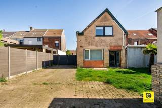 <p><span>Ruime halfopen woning met 4 slaapkamers en garage/magazijn in rustige, groene omgeving</span></p><p><span>Deze charmante halfopen woning met vier slaapkamers en een achterliggend magazijn/werkruimte bevindt zich op een steenworp afstand van de belangrijke verbindingswegen naar Antwerpen, Brussel en Gent. Gelegen in een rustige wijk tussen het park en De Schorre, op wandelafstand van het centrum van Boom, combineert deze woning rust, ruimte en een uitstekende bereikbaarheid.</span></p><p><span>Met een bewoonbare oppervlakte van 236 m² en een grondoppervlakte van 386 m² biedt deze woning volop plaats voor het hele gezin, met een perfecte mix van functionaliteit, comfort en modern design.</span></p><p><span>Indeling:</span></p><ul><li><span>Gelijkvloers:</span><span> Bij binnenkomst via de inkomhal ontdek je een ruime, lichtrijke living van circa 56 m². De eigentijdse keuken met centraal eiland is afgewerkt met hoogwaardige materialen en moderne toestellen. De open leefruimte zorgt voor een gezellige, aangename sfeer met veel natuurlijk licht. De vloeren zijn voorzien van stijlvolle donkere tegels, onderhoudsvriendelijk en hedendaags. De living is uitgerust met airco en rolluiken. Verder biedt het gelijkvloers een gastentoilet, twee bergingen, een bureauruimte, een slaapkamer en een praktische wasruimte. </span></li><li><span>Eerste verdieping:</span><span> Hier bevinden zich drie slaapkamers van respectievelijk circa 16 m², 10 m² en 19 m², waarvan de grootste voorzien is van airco. De moderne badkamer beschikt over een wellness-badkamer met douche, glazen afscheiding en praktische voorzieningen. </span></li><li><span>Oprit en garage/magazijn:</span><span> De woning beschikt over een ruime oprit voor meerdere autos. De garage/magazijn van circa 37 m² biedt talloze mogelijkheden, van hobbyruimte tot werkplaats. </span></li></ul><p><span>Extra troeven:</span></p><ul><li><span>Halfopen bebouwing met veel privacy </span></li><li><span>Vier slaapkamers + bureauruimte </span></li><li><span>Oprit voor meerdere autos </span></li><li><span>Garage/magazijn van circa 37 m² </span></li><li><span>Uitstekende verbinding naar Brussel, Antwerpen en Mechelen </span></li><li><span>Op wandelafstand van winkels, scholen, openbaar vervoer en groen</span></li><li><span>asbest veilig </span></li></ul>