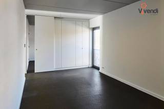 <p>Aan de rand van het centrum, op wandelafstand van het station, wacht dit bijzonder praktisch en verrassend comfortabel appartement u op. Gelegen op de eerste verdieping van een kleinschalige residentie (bereikbaar via trap), combineert deze woonst functionaliteit met hedendaags wooncomfort – en dat met een knipoog.<br />Binnenkomen doet u via een inkomhal met apart toilet en handige bergplaats. De volledig geïnstalleerde keuken staat paraat voor zowel culinaire hoogstandjes als snelle pastasessies op maandagavond. Aansluitend vindt u een ruime en lichtrijke leefruimte met plaats voor een royale zithoek én een volwaardige eetplaats – ideaal voor gezellige diners of een avondje languit ontspannen.<br />Het appartement beschikt over twee slaapkamers, beide reeds voorzien van kastruimte (uw kleerkast kan dus met pensioen), en een verzorgde badkamer. Het terras vormt een aangename buitenplek voor uw ochtendkoffie of een zonnig aperitief.<br />Ook op technisch vlak scoort deze woonst sterk: zeer degelijk geïsoleerd, voorzien van vloerverwarming én een regenwaterput. Energiezuinig wonen zonder in te boeten aan comfort – goed voor het milieu én voor uw energiefactuur.<br />Op het gelijkvloers hoort bovendien een ruime privatieve garagebox bij het appartement. Geen parkeerzoektocht, geen natte boodschappen in de regen – gewoon comfortabel thuiskomen. Provisie algemene kosten: €15/maand. Onmiddellijk beschikbaar.<br />Bent u dé kandidaat waar wij op wachten? Wacht dan niet tot iemand anders er met uw plek vandoor gaat! <br />Meld u vandaag nog aan via onze website als kandidaat en zet de eerste stap richting nieuwe kansen, frisse uitdagingen en een toekomst om enthousiast van te worden.</p>