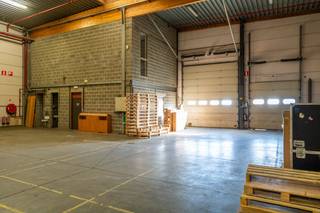 Bedrijfsgebouw te huur langs de E17 in Deerlijk.Het magazijn heeft een nuttige oppervlakte van ca. 1.180 m² en is voorzien van een sectionale poort...