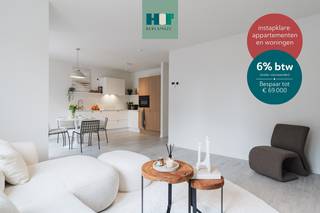 BEZOEK DE NIEUWE MODELWONING EN INGERICHTE APPARTEMENTEN – 6% btw mogelijk<br /><br />We nodigen je uit om wonen op zijn best te ervaren. Ontdek de nieuwe ruime modelwoningen (4 slpk) en verschillende ingerichte appartementen, midden in het autovrije binnengebied. Ook de tuin, een rustige oase in de stad, wordt momenteel volop aangelegd. Ruimte, rust, licht en comfort staan deze keer centraal, precies zoals wonen in Hof Berlamuze bedoeld is.<br /><br />Dit project geniet van het verlaagde btw-tarief van 6% btw voor sloop en heropbouw, onder voorwaarden. NIEUW: niet alleen wie een Hof Berlamuze appartement of woning koopt voor eigen bewoning, maar ook investeerders (particulier of vennootschap) kunnen nu van dit gunsttarief genieten. (www.hofberlamuze.be/6btw)<br /><br />De werken zitten in een vergevorderde fase en de modelappartementen zijn klaar voor uw bezoek. Kom zelf de hoogwaardige afwerking en het wooncomfort ontdekken in deze inspirerende, nieuwe woonomgeving.<br /><br />Hof Berlamuze telt zeven stijlvolle laagbouw woongebouwen, harmonieus ingepast rond een centraal binnenhof met veel groen en rust. Het aanbod is divers: van comfortabele appartementen met 1 slaapkamer tot ruime gezinswoningen met 4 slaapkamers.<br />Hier woon je vlak bij de muziekschool en middenin het kloppende hart van Lier – waar cultuur, natuur en water samenkomen.<br /><br />Hof Berlamuze: hier zit muziek in jouw toekomst!<br /><br />Info:<br />www.hofberlamuze.be<br />Een persoonlijke afspraak?<br />www.hofberlamuze.be/maak-afspraak/ - wonen@fidesinvest.be - t 03 232 54 00<br /><br />Dit gezellige, eigentijdse en kwalitatief afgewerkte 3-slaapkamerappartement beschikt over een ruime leefruimte met open keuken, die uitkomt op een zuidgericht terras waar u volop kan genieten van de zon.<br />Het appartement is volledig uitgerust met vloerverwarming, aangestuurd via een energiezuinige lucht/water warmtepomp. Daarnaast zijn er drie volwaardige slaapkamers, een ingerichte badkamer, een apart toilet en een praktische berging.<br />Met aluminium raamprofielen en een hoogwaardige thermische en akoestische isolatie geniet u hier van optimaal wooncomfort en een gunstig E-peil.<br /><br />Info? www.hofberlamuze.be. Een afspraak? www.hofberlamuze.be/maak-afspraak/ - wonen@fidesinvest.be - t 03 232 54 00.