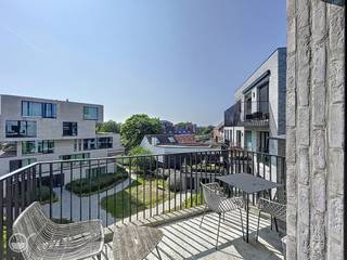 Dit stijlvolle appartement, gebouwd in 2019, bevindt zich op de derde en tevens bovenste verdieping van residentie Bords de Lys. Met een bewoonbare oppervlakte van 87 m² combineert het hedendaags comfort met een hoogwaardige afwerking en een doordachte indeling.<br />Via de inkomhal, voorzien van ingemaakte kasten, komt u in de lichtrijke leefruimte met open keuken. De moderne keuken is volledig uitgerust met kwalitatieve Miele-toestellen, waaronder een oven, microgolfoven, vaatwasser, koelkast, diepvries, kookplaat en dampkap.<br />Aansluitend aan de leefruimte bevindt zich het zuidgerichte terras met uitzicht op de rustige binnentuin.<br />Het appartement beschikt verder over een praktische berging met aansluitingen voor wasmachine en droogkast, evenals een apart gastentoilet. De twee slaapkamers hebben oppervlaktes van respectievelijk 11 m² en 9,28 m², waarbij één kamer voorzien is van ingemaakte kasten. De centraal gelegen badkamer is uitgerust met een moderne inloopdouche en een dubbele lavabo.<br />Ondergronds beschikt u over een handige kelderberging, inbegrepen in de vraagprijs.<br />De staanplaats kan worden aangekocht aan 35.000€.<br /><br />Momenteel is het appartement verhuurd aan €1.150 per maand, wat het eveneens een interessante investeringsopportuniteit maakt.<br /><br />Dit instapklare appartement is de ideale keuze voor wie op zoek is naar een recente, energiezuinige en kwalitatief afgewerkte woonst op een aantrekkelijke locatie.<br />Voor meer informatie of een bezoek kan u terecht op de website https://ham47c302.rosseel.be/ Wanneer meerdere kandidaten de vraagprijs bieden, behoudt de eigenaar zich het recht voor om de biedingen onder gesloten enveloppe verder te laten verlopen.