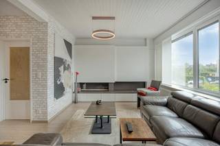 Wilt u een energiezuinig en lichtrijk huis kopen in Ekeren? Deze uitstekend onderhouden woning op Kouter 60 combineert rust, ruimte en comfort op een toplocatie.<br /><br />Bij het betreden van de woning komt u in de ruime inkomhal met gastentoilet. De gelijkvloerse verdieping biedt direct toegang tot een royale garage met volop opbergruimte. Via de garage kan u naar een handige bergruimte waar de ketel (2020) zich bevindt en met aansluiting voor uw wasmachine. Ook via de garage bereikt u een multifunctionele ruimte met douche — ideaal als extra slaapkamer, bureau of hobbyruimte — die via een vernieuwd schuifraam uitgeeft op de onderhoudsvriendelijke tuin.<br /><br />Op de eerste verdieping baadt de leefruimte in het natuurlijk licht, sfeervol afgewerkt met een gezellige gashaard. De volledig geïnstalleerde keuken is zeer kwalitatief en uitgerust met o.a. een kwalitatief composiet werkblad, stoomoven, combi-oven en vaatwasser. Via het schuifraam stapt u op het ruime overdekte terras met pergola (2024), waar een trap u rechtstreeks naar de tuin leidt. De tweede verdieping telt 3 volwaardige slaapkamers en een compleet uitgeruste badkamer.<br /><br />Deze woning te koop ligt in een gezinsvriendelijke en rustige buurt van Ekeren, op wandelafstand van het centrum met winkels, scholen en openbaar vervoer.<br /><br />Bijzonderheden:<br />- Energiezuinig: 19 zonnepanelen (4.560 Wp), daken geïsoleerd en ramen vernieuwd met hoogrendementsbeglazing<br />- Nog tot 2031 groenestroomcertificaten ca. €1.100 / jaar<br />- Elektriciteit conform<br />- Verwarmingsketel 2020<br />- Multifunctionele ruimte op de begane grond met extra douche<br />- Rolluiken overal<br />- Rustige ligging in Ekeren nabij centrum en openbaar vervoer (trein/bus)<br /><br />Dit instapklare vastgoed te kopen in Ekeren biedt alles voor een zorgeloze toekomst.<br /><br />Bent u geïnteresseerd om dit vastgoed te kopen in Ekeren? Aarzel dan niet om ons te contacteren. Het Dewaele vastgoedkantoor van Merksem te Lambrechtshoekenlaan 183 staat graag tot uw dienst. Had u graag een gratis schatting van uw eigendom via ons immokantoor? Bel ons voor een vrijblijvend gesprek of mail naar maxime.weyler@dewaele.com.<br /><br />Bestuursmaatregelen in het maatregelenregister: nee